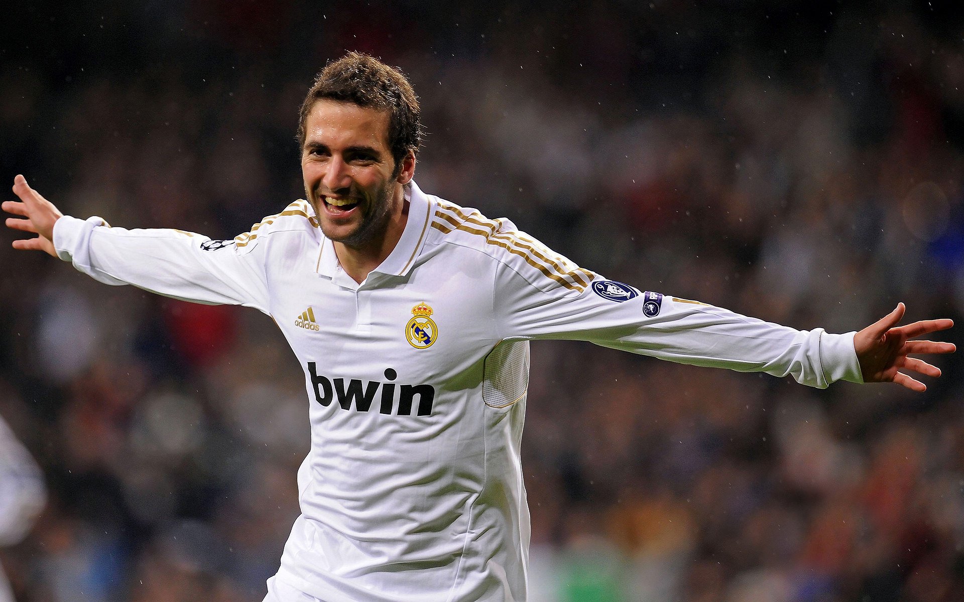 9游-在与雷霆的比赛中，库里多次“空中飞人”般投中远距离三分，成众人焦点！